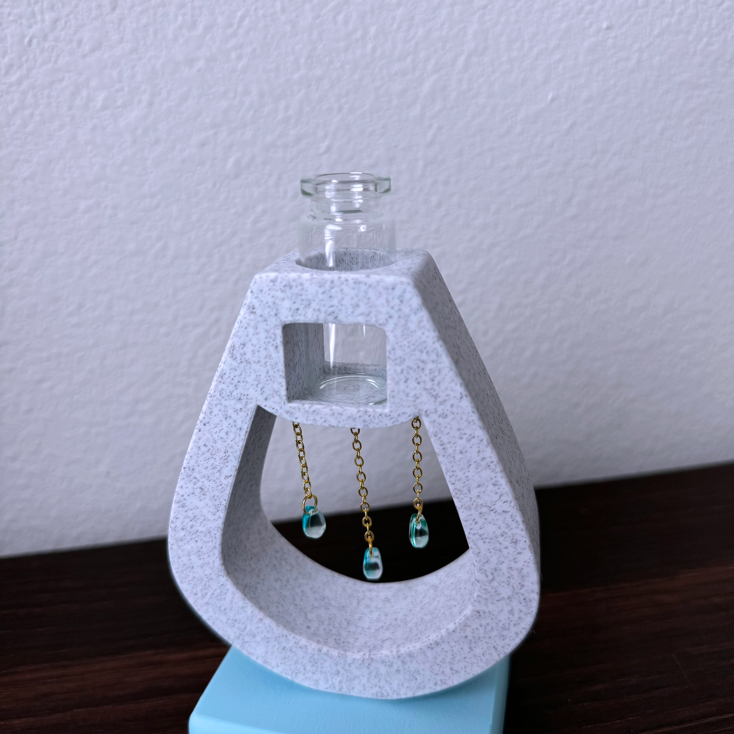 Propagation bud vase with blue teardrop glass bead raindrops hanging on gold chains - For small flowers and budding plants