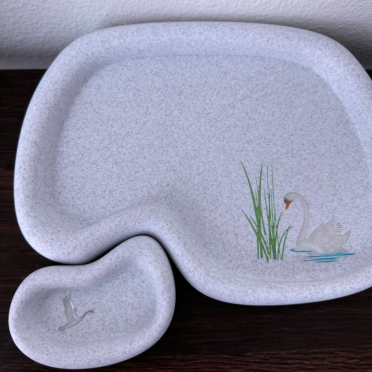 Bathroom organization tray and ring dish with resin colored swan design, organic, minimalistic, modern design, marble textured.