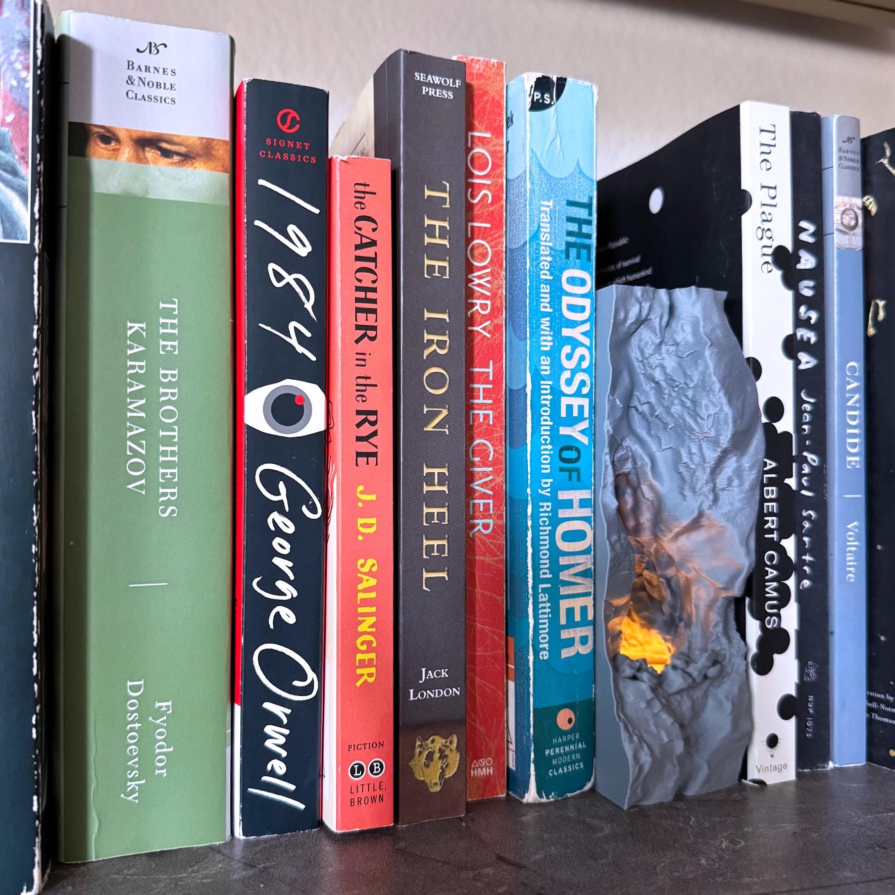 Cave Bookend with Flickering Flame - Single novelty bookend with lighting feature - Book nook