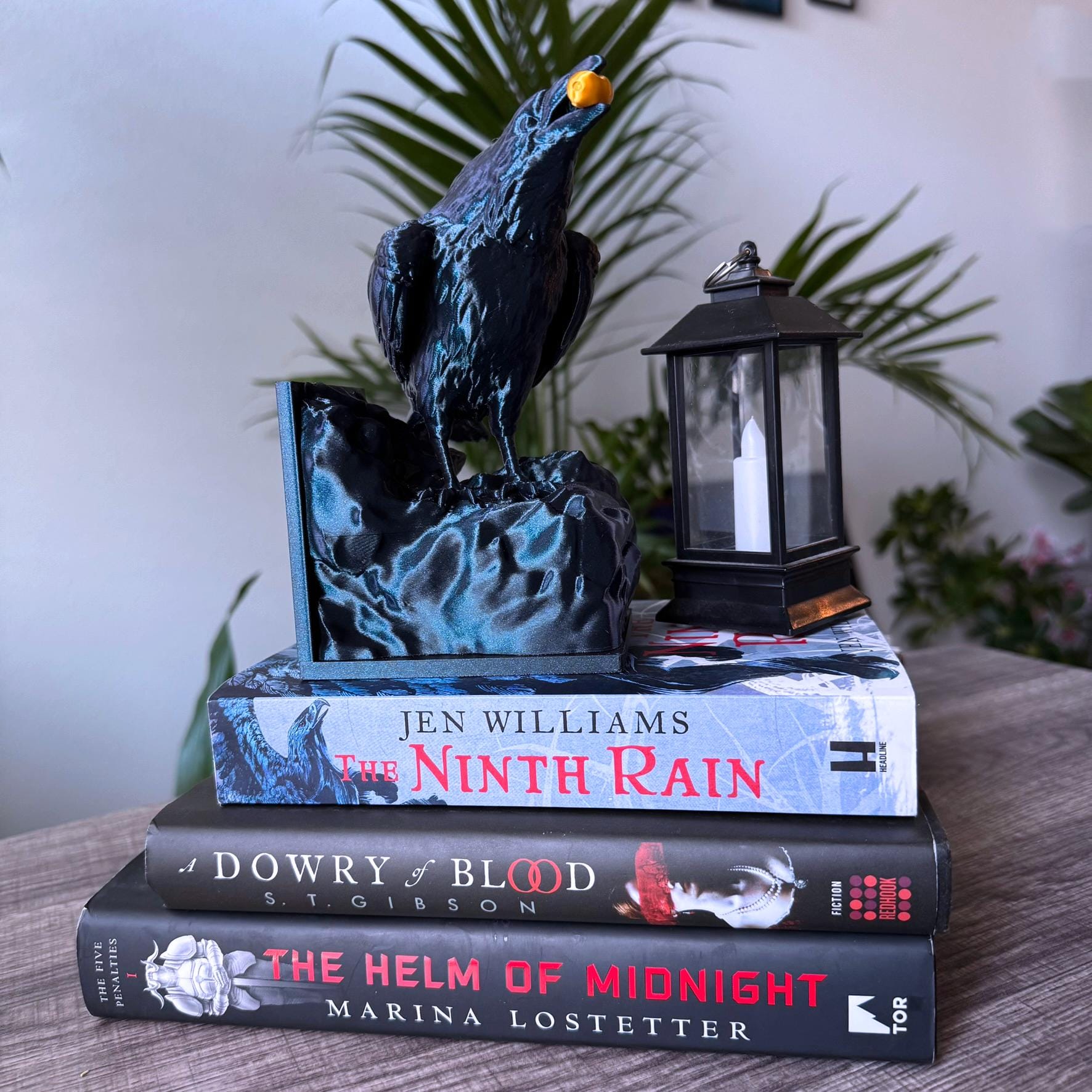 Raven bookend - unique black dark academia crow bookend - novelty bookend - single bookend - Unique simmering black bookend with gold accent